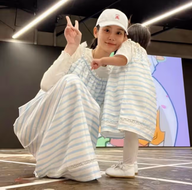 奚夢瑤曬與女兒溫馨合照,Romee露正臉像爸爸,網友:女版何猷君