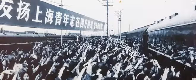 上海知青孫朝暉回城前一晚,村花闖進他屋,解開衣扣:做個了斷吧