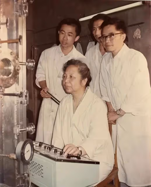 1957年,中國女子帶兩個小瓶回國,美國疏忽致損失慘重,追悔莫及