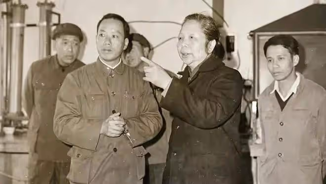 1957年,中國女子帶兩個小瓶回國,美國疏忽致損失慘重,追悔莫及