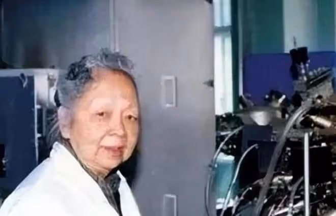 1957年,中國女子帶兩個小瓶回國,美國疏忽致損失慘重,追悔莫及