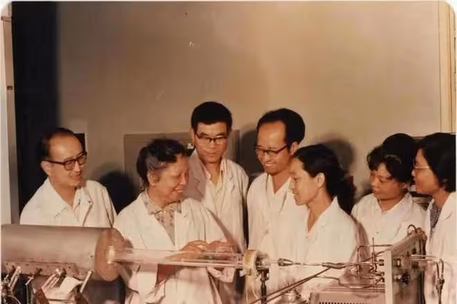 1957年,中國女子帶兩個小瓶回國,美國疏忽致損失慘重,追悔莫及