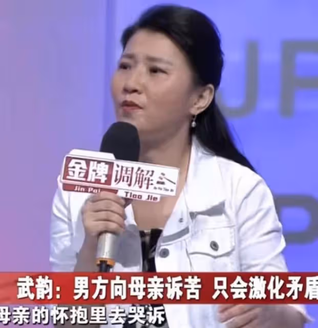 丈夫嘴碎,經常挨妻子打,妻子要離婚,丈夫卻不同意:我離不開她