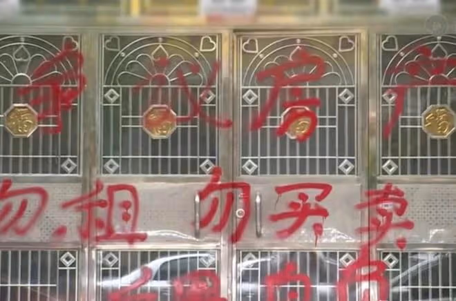 舅舅死後給外甥女留下一棟樓,她去出租時,竟發現門上寫著13個字