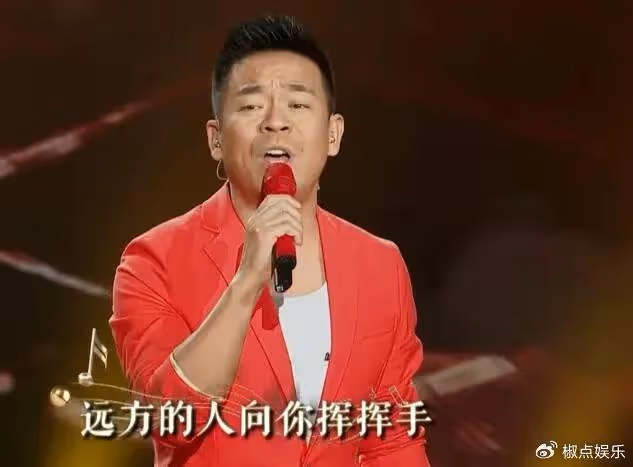 他,26歲上春晚走紅,得罪楊坤20年不說話,55歲至今未婚