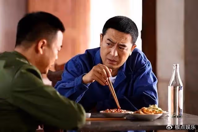 他,26歲上春晚走紅,得罪楊坤20年不說話,55歲至今未婚
