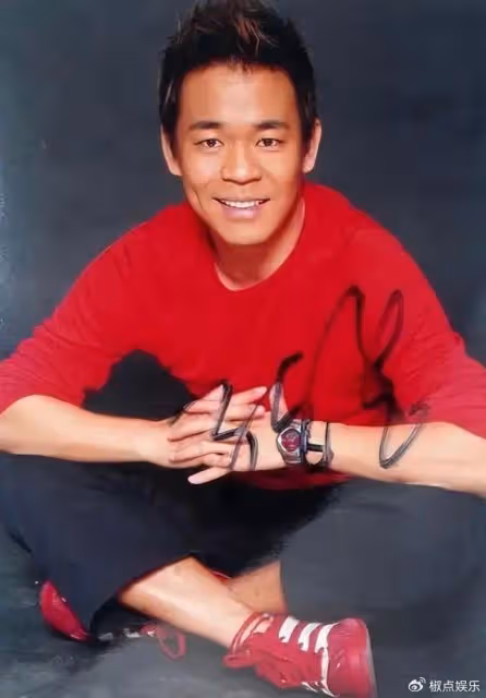 他,26歲上春晚走紅,得罪楊坤20年不說話,55歲至今未婚