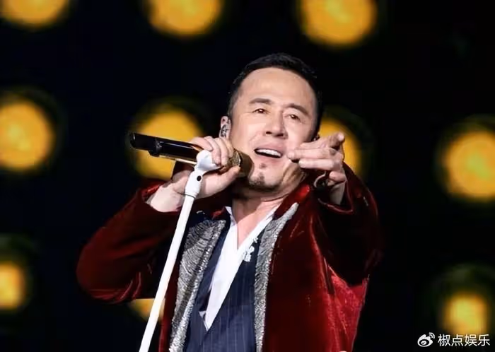 他,26歲上春晚走紅,得罪楊坤20年不說話,55歲至今未婚