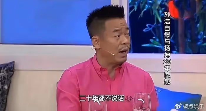 他,26歲上春晚走紅,得罪楊坤20年不說話,55歲至今未婚