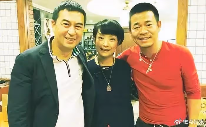 他,26歲上春晚走紅,得罪楊坤20年不說話,55歲至今未婚