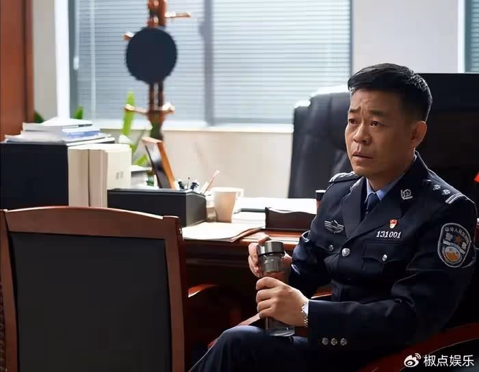 他,26歲上春晚走紅,得罪楊坤20年不說話,55歲至今未婚