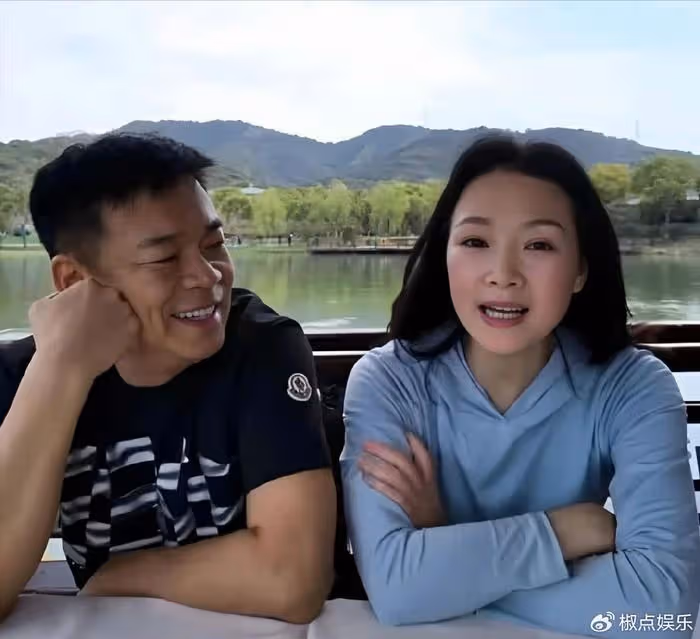 他,26歲上春晚走紅,得罪楊坤20年不說話,55歲至今未婚