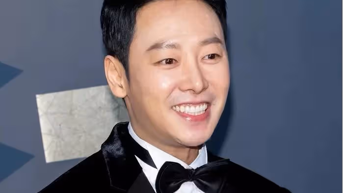知名男星公開與圈外女友戀情，今年冬天舉行婚禮，她擁有出眾美貌
