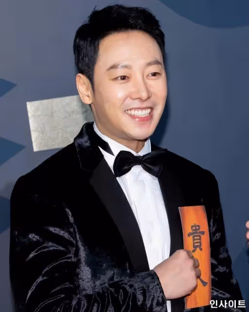 知名男星公開與圈外女友戀情,今年冬天舉行婚禮,她擁有出眾美貌