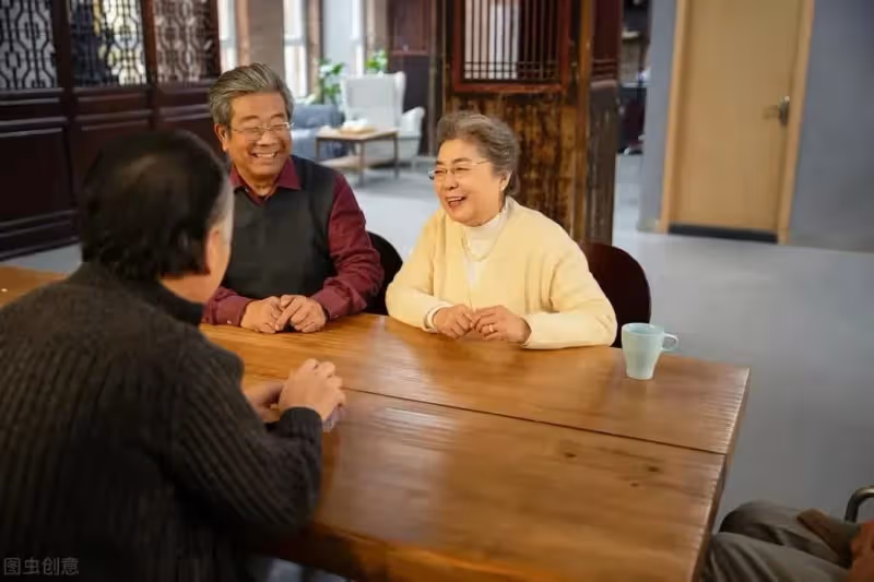 婆婆哭訴:因為我炫耀了2件事,兒子停發生活費,兒媳不讓我登門