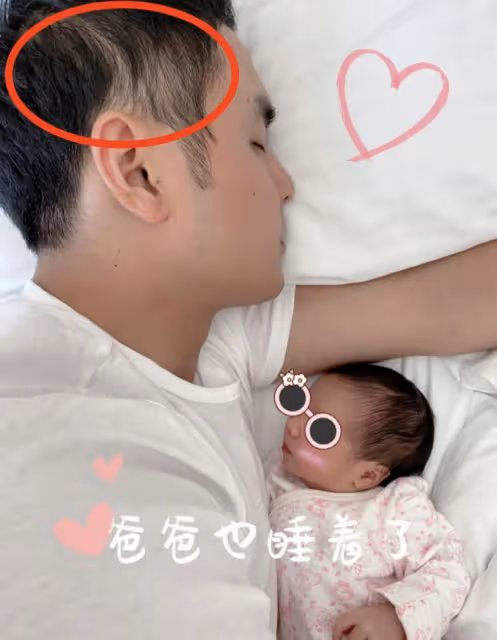 43歲明道官宣二胎出生，抱著女兒熟睡發量稀疏，大方曬寶寶側顏