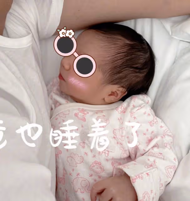 43歲明道官宣二胎出生，抱著女兒熟睡發量稀疏，大方曬寶寶側顏