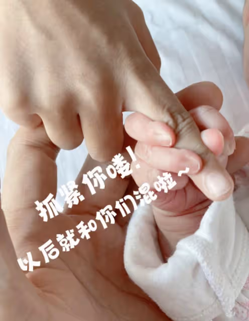 43歲明道官宣二胎出生，抱著女兒熟睡發量稀疏，大方曬寶寶側顏