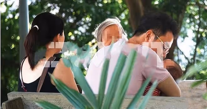 43歲明道官宣二胎出生,抱著女兒熟睡發量稀疏,大方曬寶寶側顏