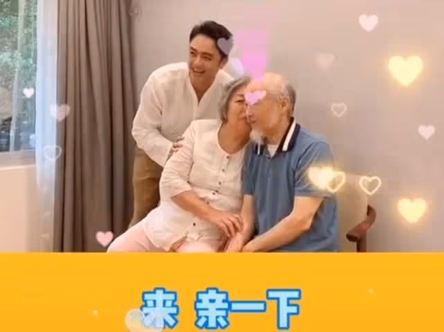 明道二胎女兒出生，官宣自己喜得愛女，抱著寶寶入睡一臉的寵愛