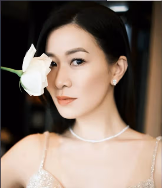 46歲佘詩曼親自下廚炸魚，灶台工具暴露細節，網友：太真實了