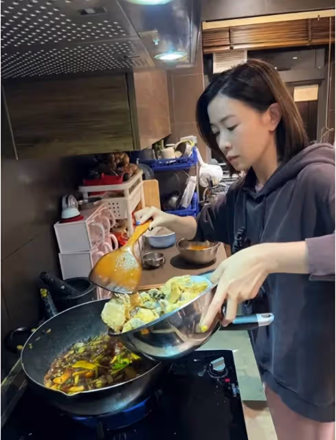 46歲佘詩曼親自下廚炸魚，灶台工具暴露細節，網友：太真實了
