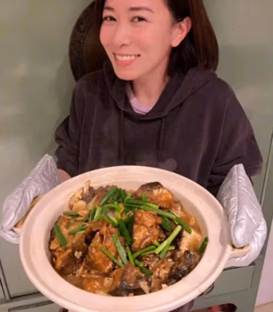 46歲佘詩曼親自下廚炸魚，灶台工具暴露細節，網友：太真實了