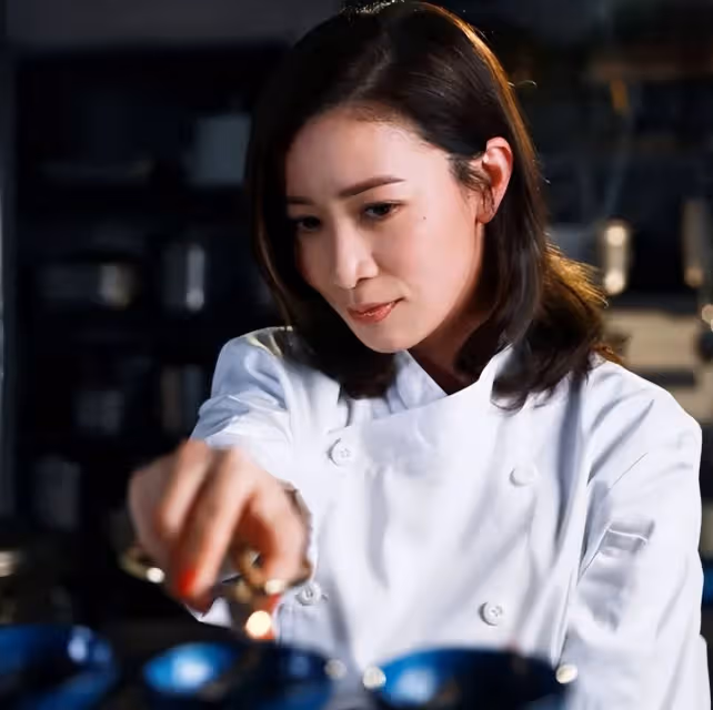 46歲佘詩曼親自下廚炸魚，灶台工具暴露細節，網友：太真實了