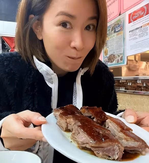 46歲佘詩曼親自下廚炸魚，灶台工具暴露細節，網友：太真實了