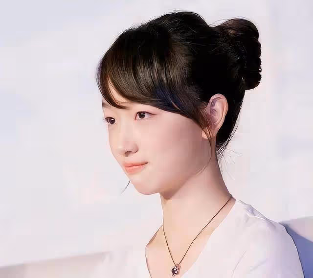 不得不服國師張藝謀的審美!周冬雨真的是越看越耐看的「電影臉」