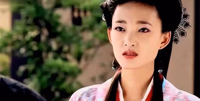 她出道多年零緋聞,拒絕很多富豪的追求,如今33歲孑然一身