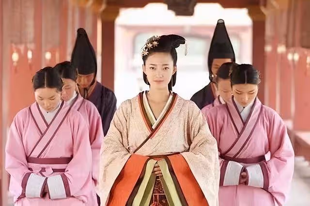 她出道多年零緋聞,拒絕很多富豪的追求,如今33歲孑然一身