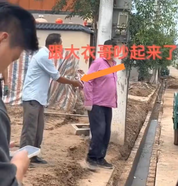 好人難做!大衣哥與村民發生爭吵,大衣嫂全程黑臉,不拉架顯情商