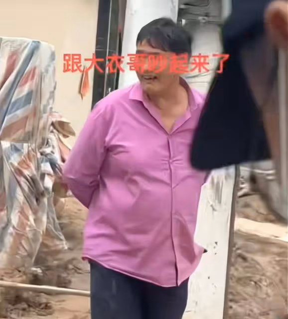 好人難做!大衣哥與村民發生爭吵,大衣嫂全程黑臉,不拉架顯情商