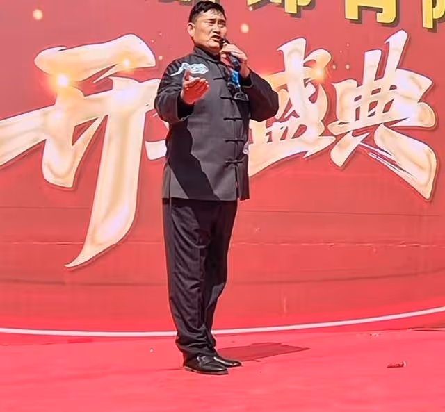 好人難做!大衣哥與村民發生爭吵,大衣嫂全程黑臉,不拉架顯情商