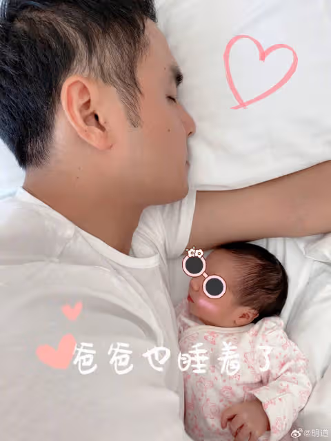 43歲明道再次當爸!太太王婷萱內地產女湊「好」字,全家福首曝光