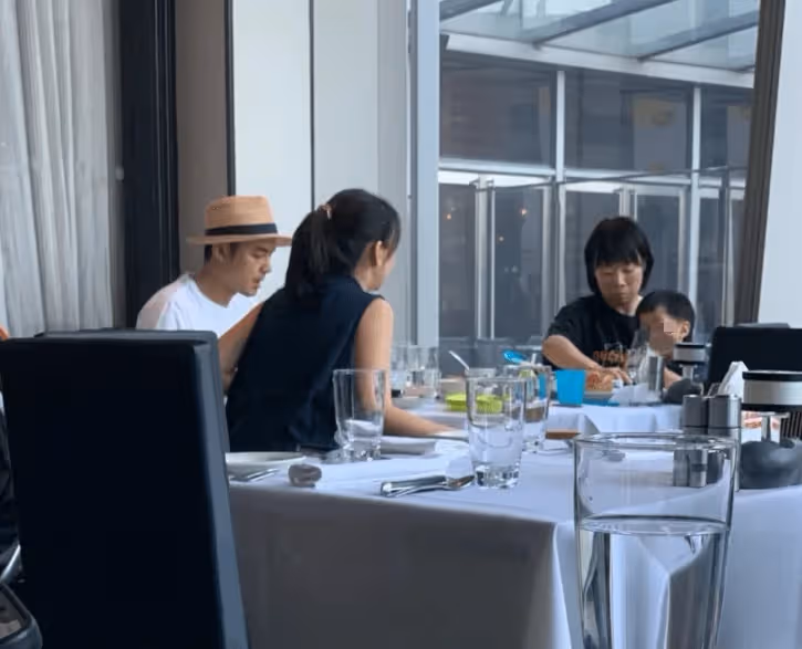 43歲明道再次當爸!太太王婷萱內地產女湊「好」字,全家福首曝光