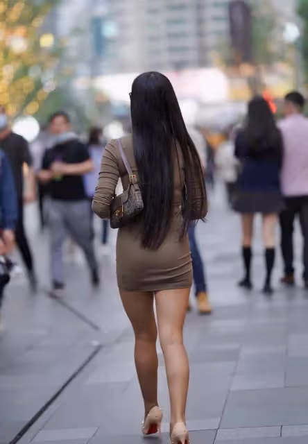 卡其色高裙搭配卡其色短款時尚衫:優雅又女人味