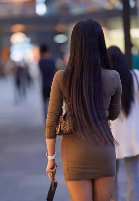 卡其色高裙搭配卡其色短款時尚衫:優雅又女人味