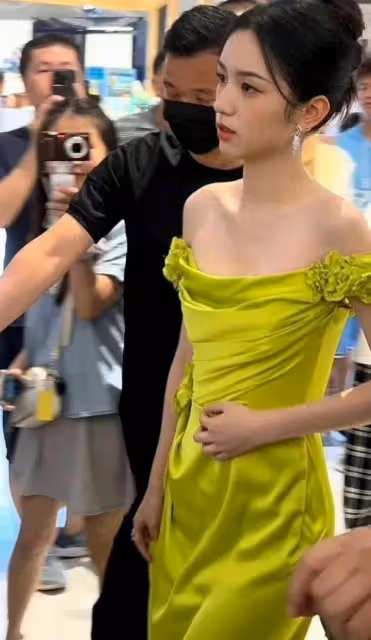 美麗與自信的完美結合!周也綠裙盡顯女神之美,
