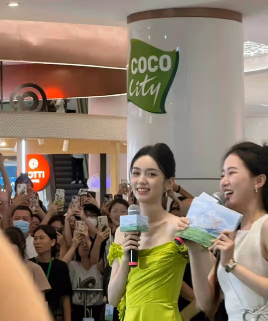 美麗與自信的完美結合!周也綠裙盡顯女神之美,