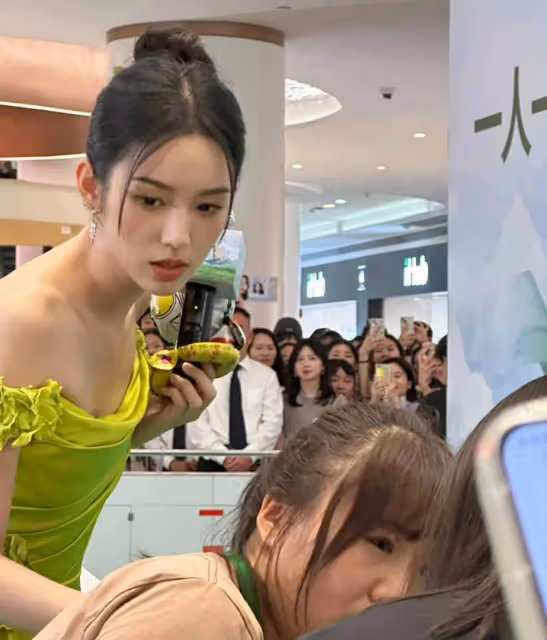 美麗與自信的完美結合!周也綠裙盡顯女神之美,