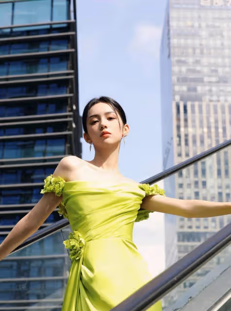 美麗與自信的完美結合!周也綠裙盡顯女神之美,