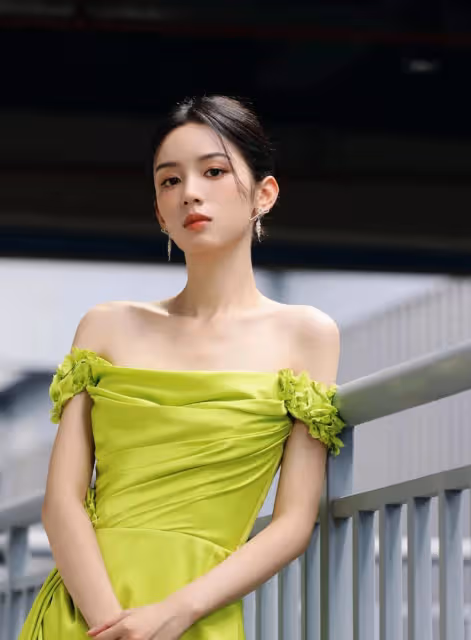 美麗與自信的完美結合!周也綠裙盡顯女神之美,