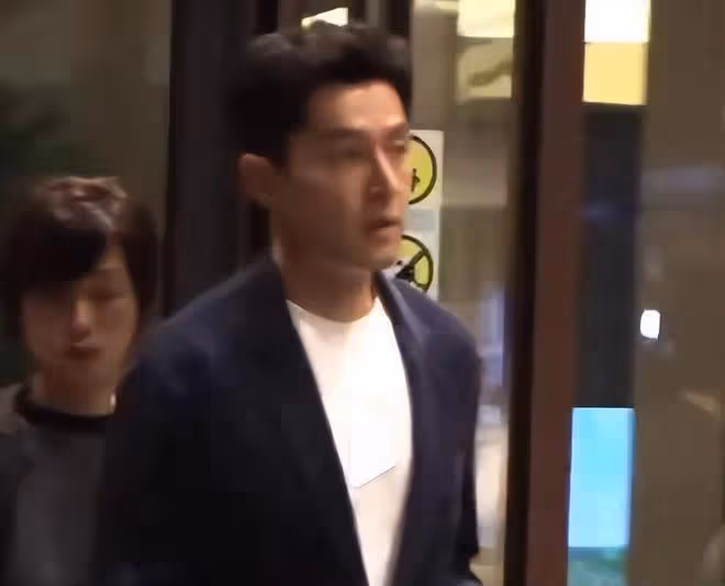 胡歌曬照後最新露面,剃掉鬍鬚容光煥發,眼神仍舊略顯憔悴