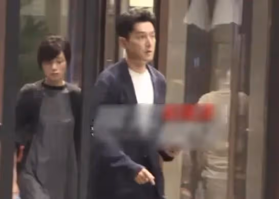 胡歌曬照後最新露面,剃掉鬍鬚容光煥發,眼神仍舊略顯憔悴