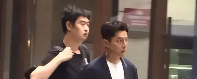 胡歌曬照後最新露面,剃掉鬍鬚容光煥發,眼神仍舊略顯憔悴