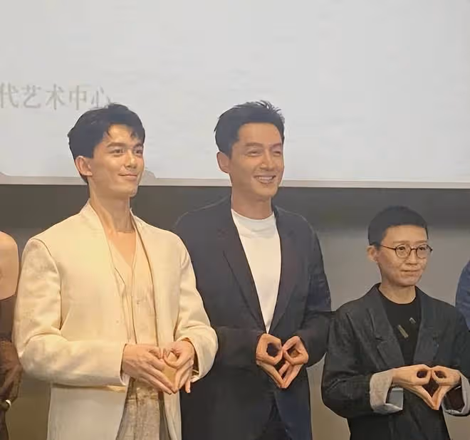 胡歌曬照後最新露面,剃掉鬍鬚容光煥發,眼神仍舊略顯憔悴