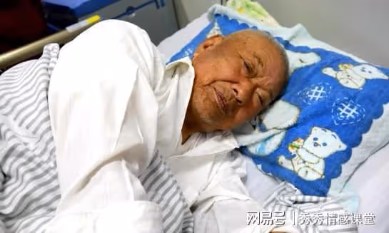 65歲大爺住150平的大房子,退休金7000,卻選擇結束自己的生命