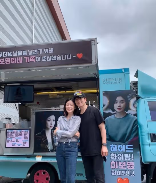 李寶英曬池晟為自己畫的肖像畫,結婚10周年將合體為粉絲戀愛咨商